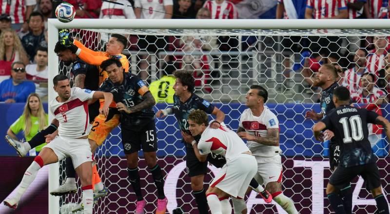 Kenan Yıldız, Dünya Kupası tarihinde Türkiye formasıyla Coşkun Taş'ın (19 yaş 61 gün) ardından bir maça ilk 11 çıkan en genç ikinci oyuncu oldu (21 yaş 46 gün).
